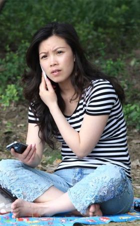 No178 美白人妻赤足独坐树下