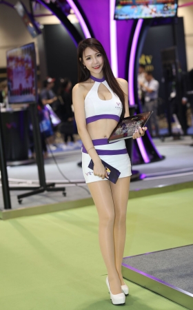 白色紧身裙肉丝甜美小姐姐