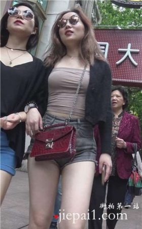 4k-街拍丰满美臀牛仔短裤墨镜美女姐姐 [1.34 GB]