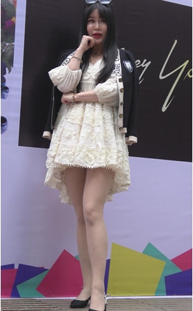 白色连衣裙肉丝美女