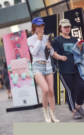 爱抽烟的热裤小姐姐3A3166[141M]