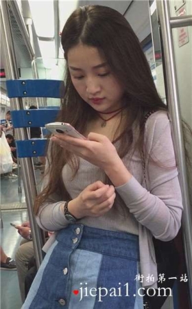 丰满长发牛仔裙美女，就这么一动不动的玩手机，任你摄。