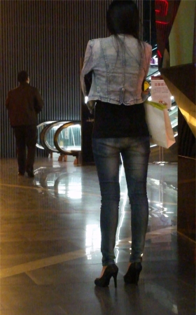 超紧身牛仔裤高跟美女