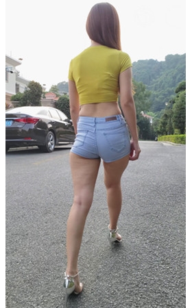 模拍漂亮的牛仔热裤露腰小美女（一）