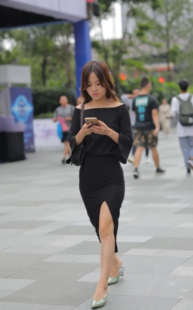 黑色包臀裙妹子