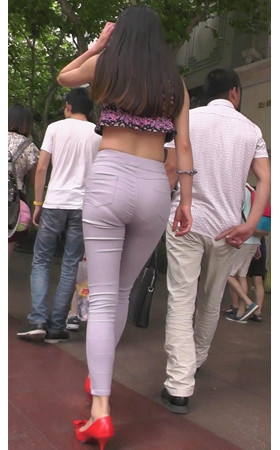 露腰红色高跟长发美女