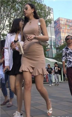 4K - 街拍性感火辣身材美女孕妈妈 [886 MB]