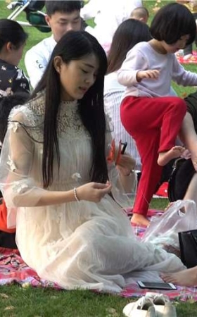 4k-米色连衣裙肉丝袜漂亮街拍美女美足