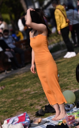 草地上的美女小姐姐