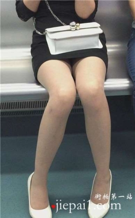 地铁车厢内的黑色包臀裙美腿美女