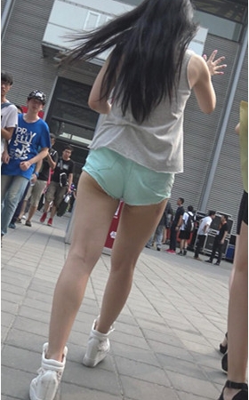 会场外的短裤月牙小姐姐