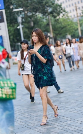清纯甜美的连体装长腿美女