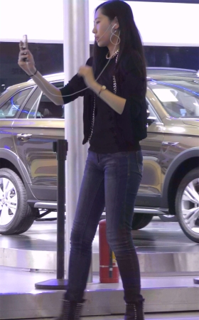黑色衬衫牛仔裤美女
