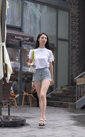 蓝色牛仔热裤美女