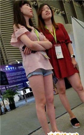 4k超清，超短牛仔热裤修长笔直美腿气质美女！