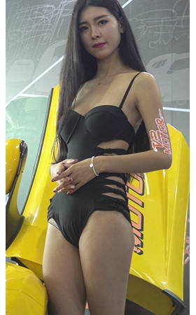 性感的黑色比基尼车模小姐姐