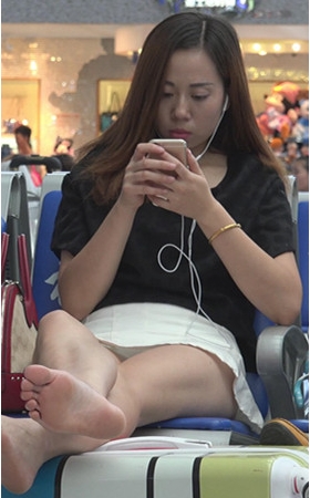 黑衣白裙裸腿妹子