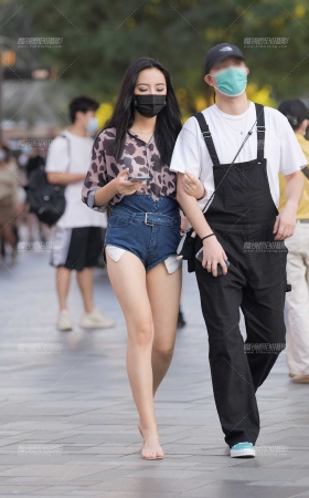 高挑美腿牛仔短裤美女 [25P]