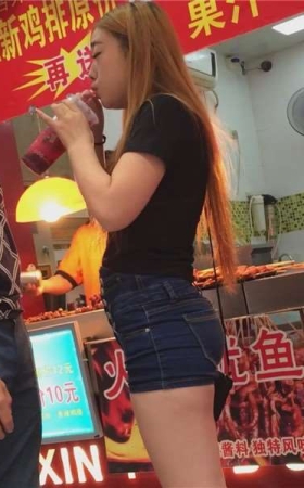 高腰紧身热裤苹果臀美女边逛街边撸串 [1.10 GB]