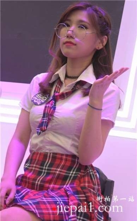 甜美萝莉制服夸张眼镜小美女。