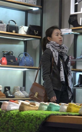 漂亮女生们试鞋后穿袜的撩人场景