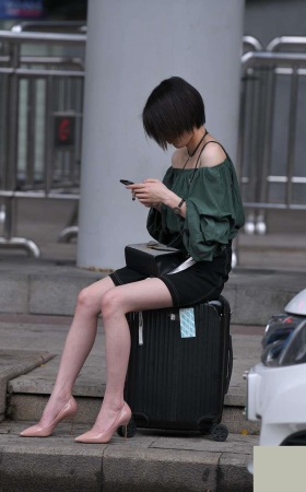 坐在箱子上等人的高跟美腿3A2568[440M]