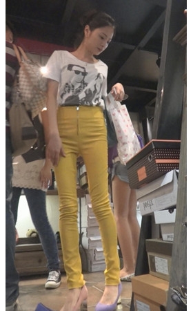 高腰黄裤美女