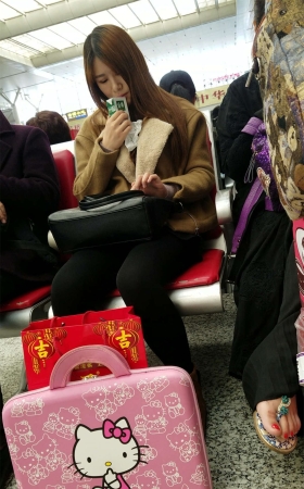 喝牛奶的黑色打底丝袜金发长发少妇