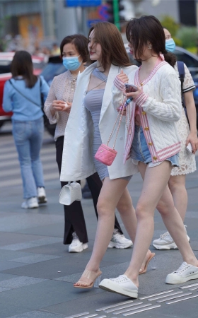 热裤甜妹