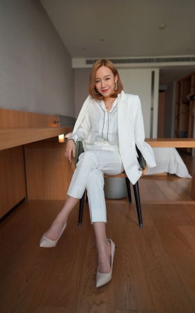 白色套装美足小姐姐