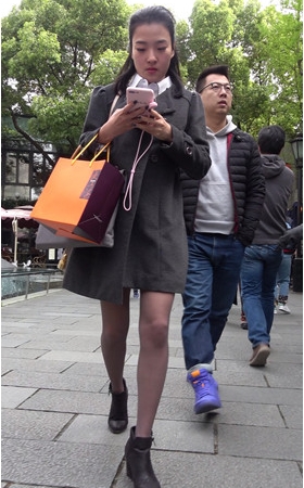玩手机的黑丝妹子