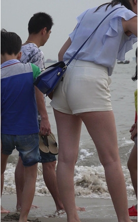 海边白色热裤少妇