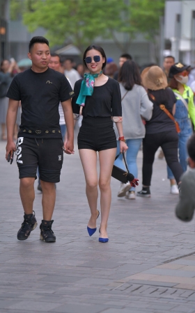 性感白嫩长腿美女