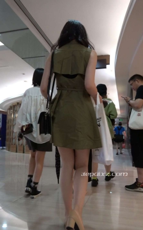 4K - 街拍军绿色连衣裙高挑长腿美女 [0.97 GB/MP4]
