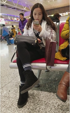 玩手机的妹子