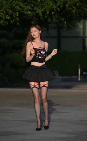 黑裙个性吊带