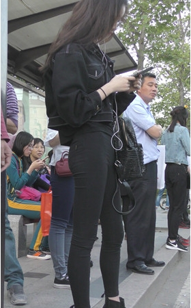 等车的黑衣牛仔裤美女