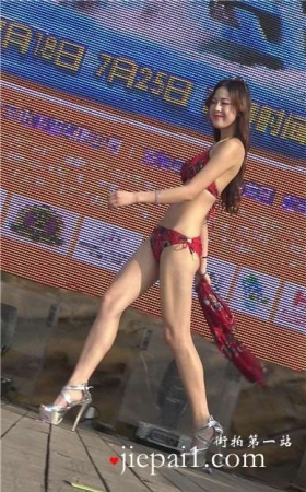 4k-性感长腿碎花大红色比基尼泳装MM。