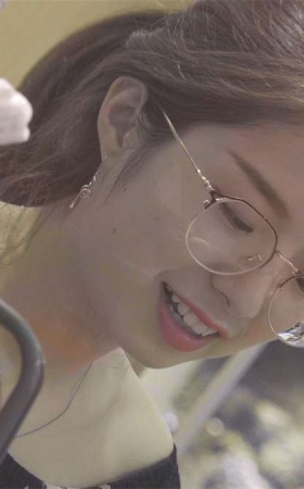 气质极佳的带眼镜的女神小姐姐