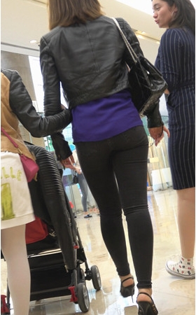 黑色牛仔裤妹子
