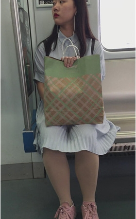 漂亮的蓝裙美女