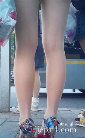 公交站偶遇极品高跟鞋丝袜美足美女