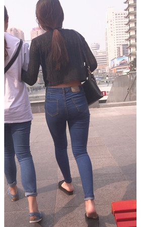 蓝色牛仔长裤紧身美女