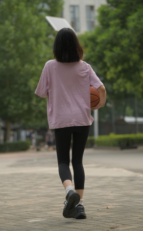 黑色瑜伽篮球课女孩