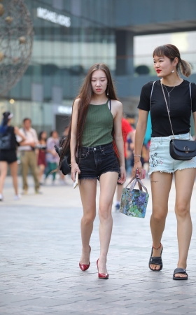 热裤高跟，美腿小姐姐