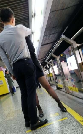 4k超清，黑丝性感大妹子地铁站跟男友撒娇