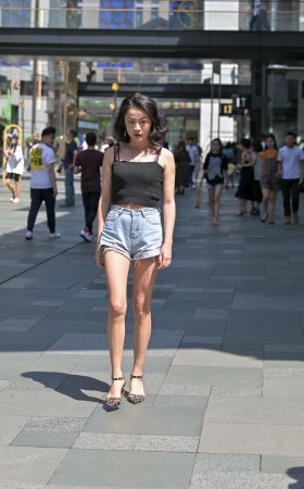 吊带高跟热裤美女