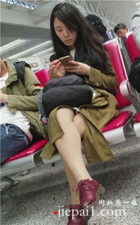 4k-街拍红色小皮鞋肉丝袜美腿女孩专心玩手机