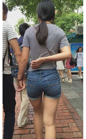 蓝牛热裤妹子