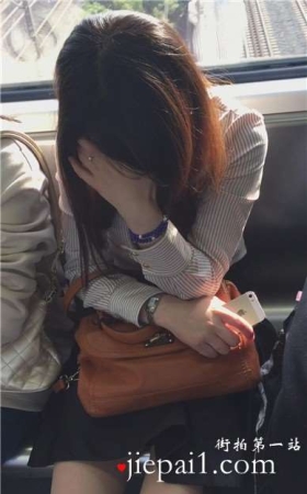 地铁上的尖嘴高跟美眉，困啦直接睡着了。
